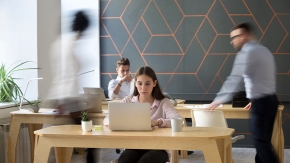 Hotel_Coworking_Foto iStock Fizkes